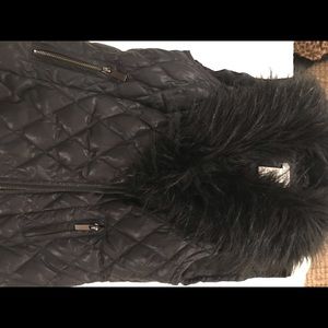 Woman’s quilted vest with faux fur color